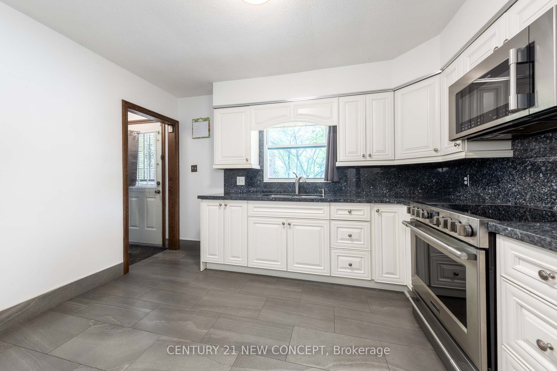20430 Bathurst Street Property Photo 10