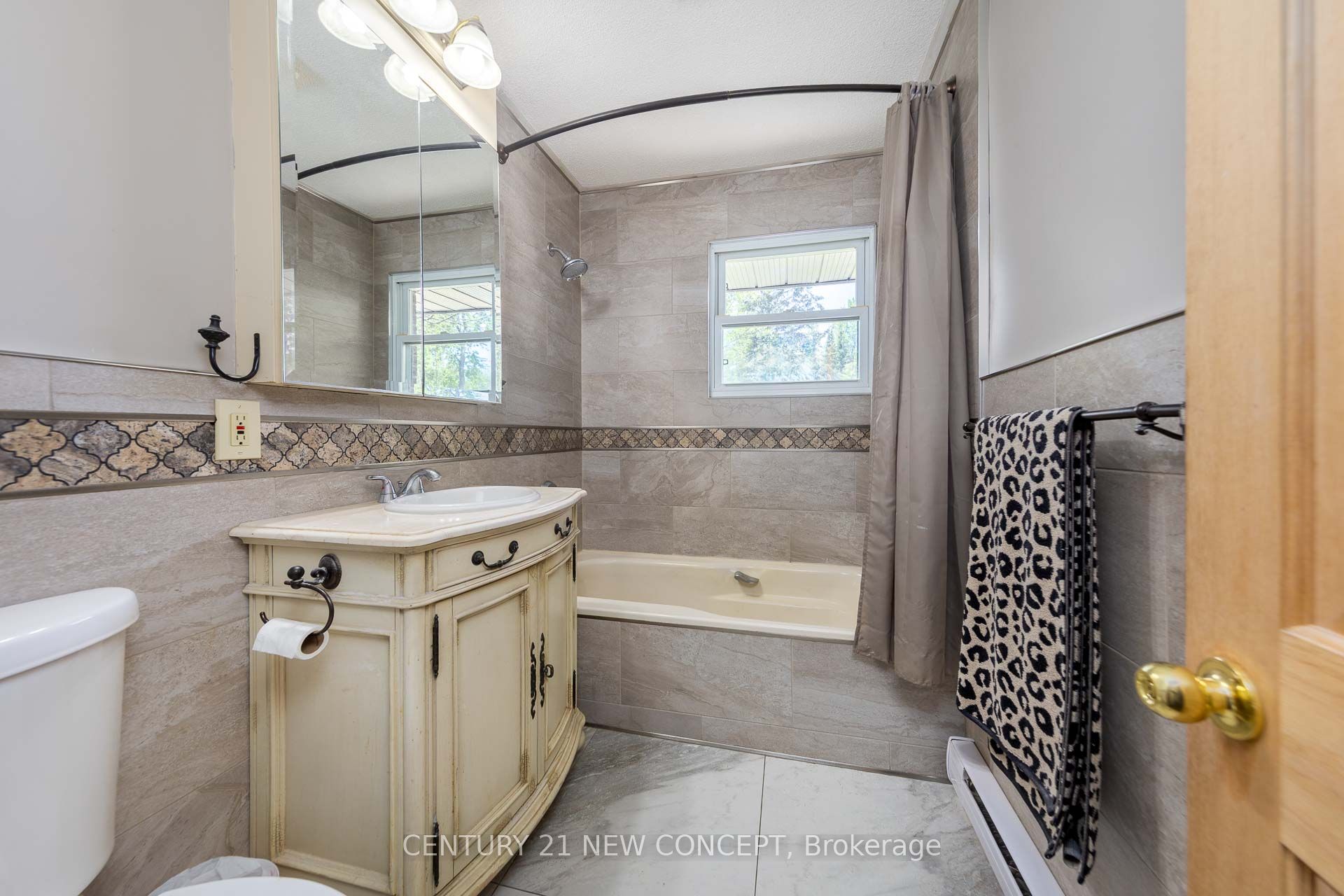 20430 Bathurst Street Property Photo 14