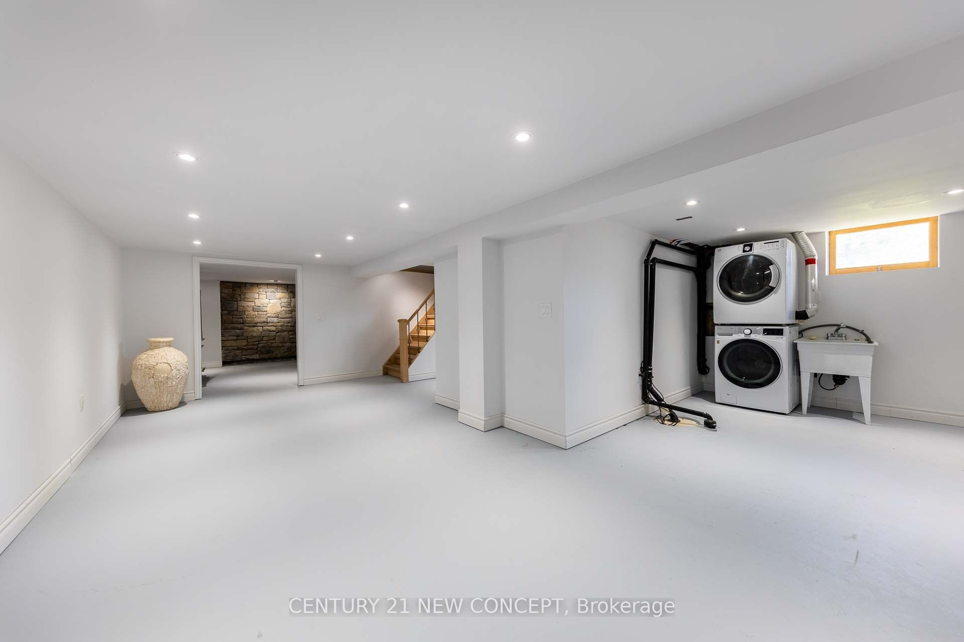 20430 Bathurst Street Property Photo 31