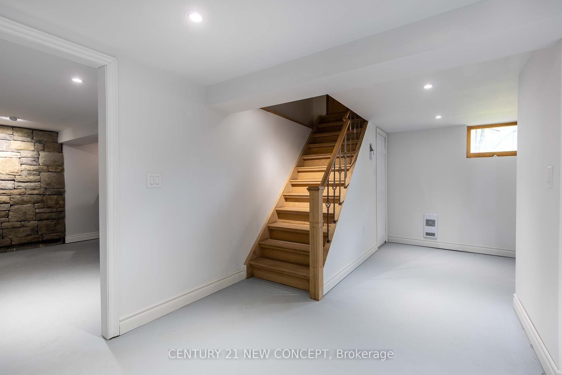 20430 Bathurst Street Property Photo 32