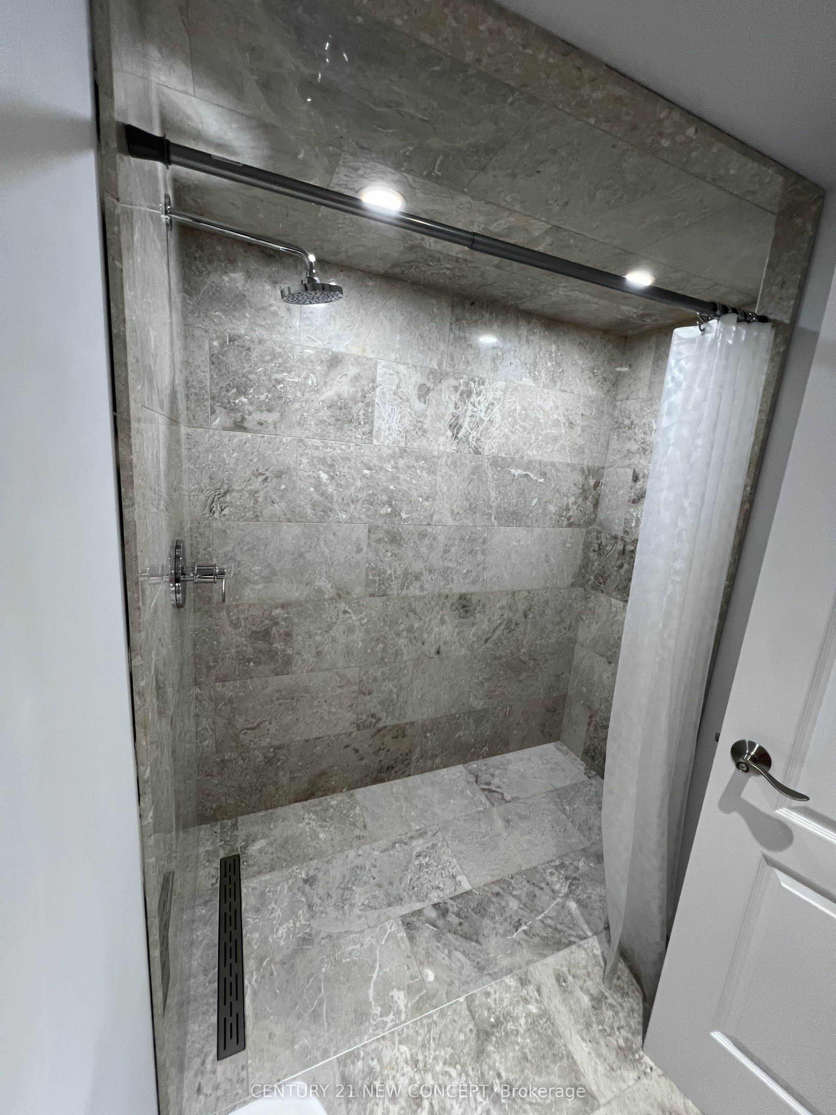 20430 Bathurst Street Property Photo 34