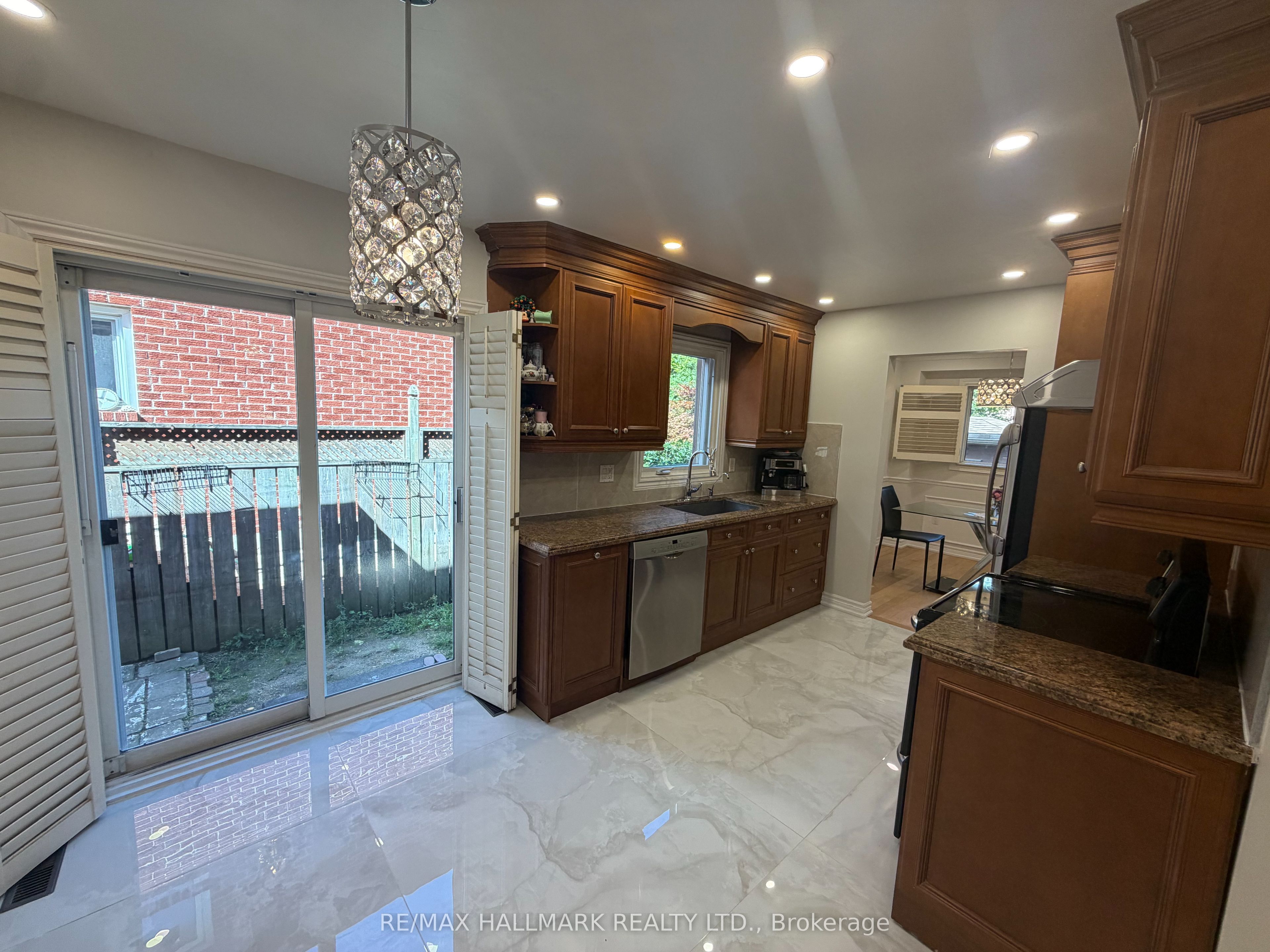 27 Pugsley Avenue Property Photo 6