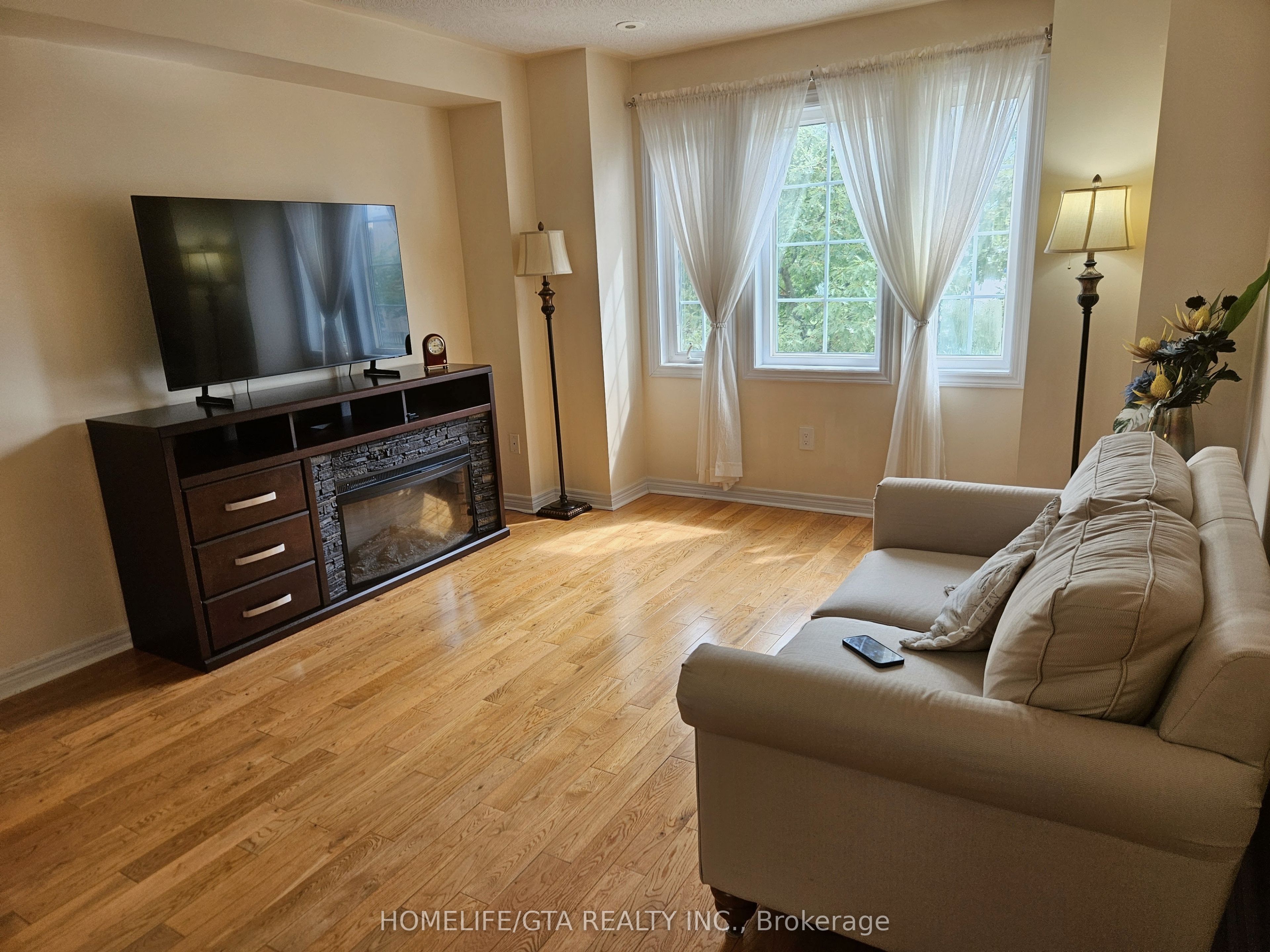 2532 Bur Oak Avenue Property Photo 7