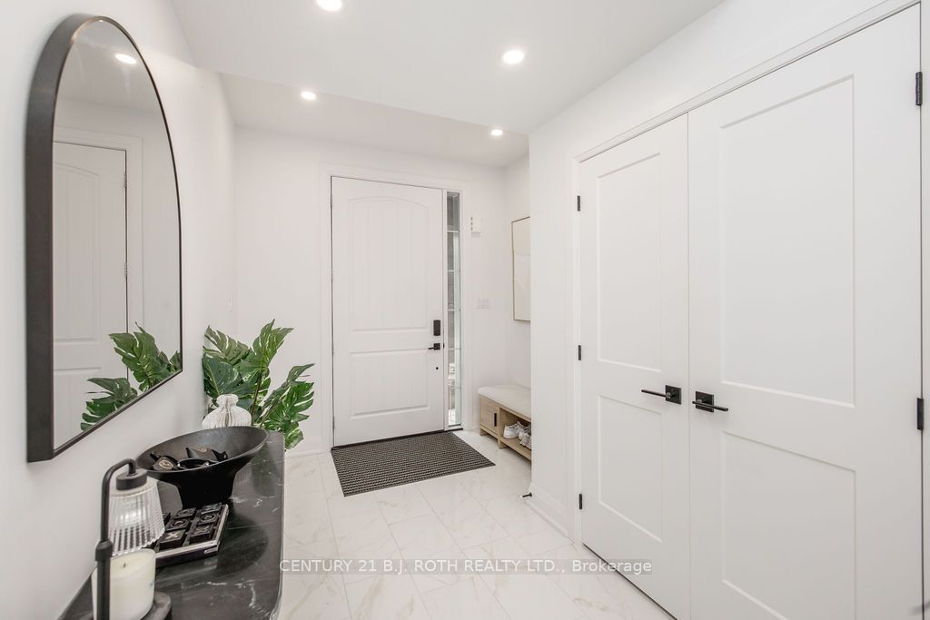 34 Kiernan Crescent N Property Photo 3