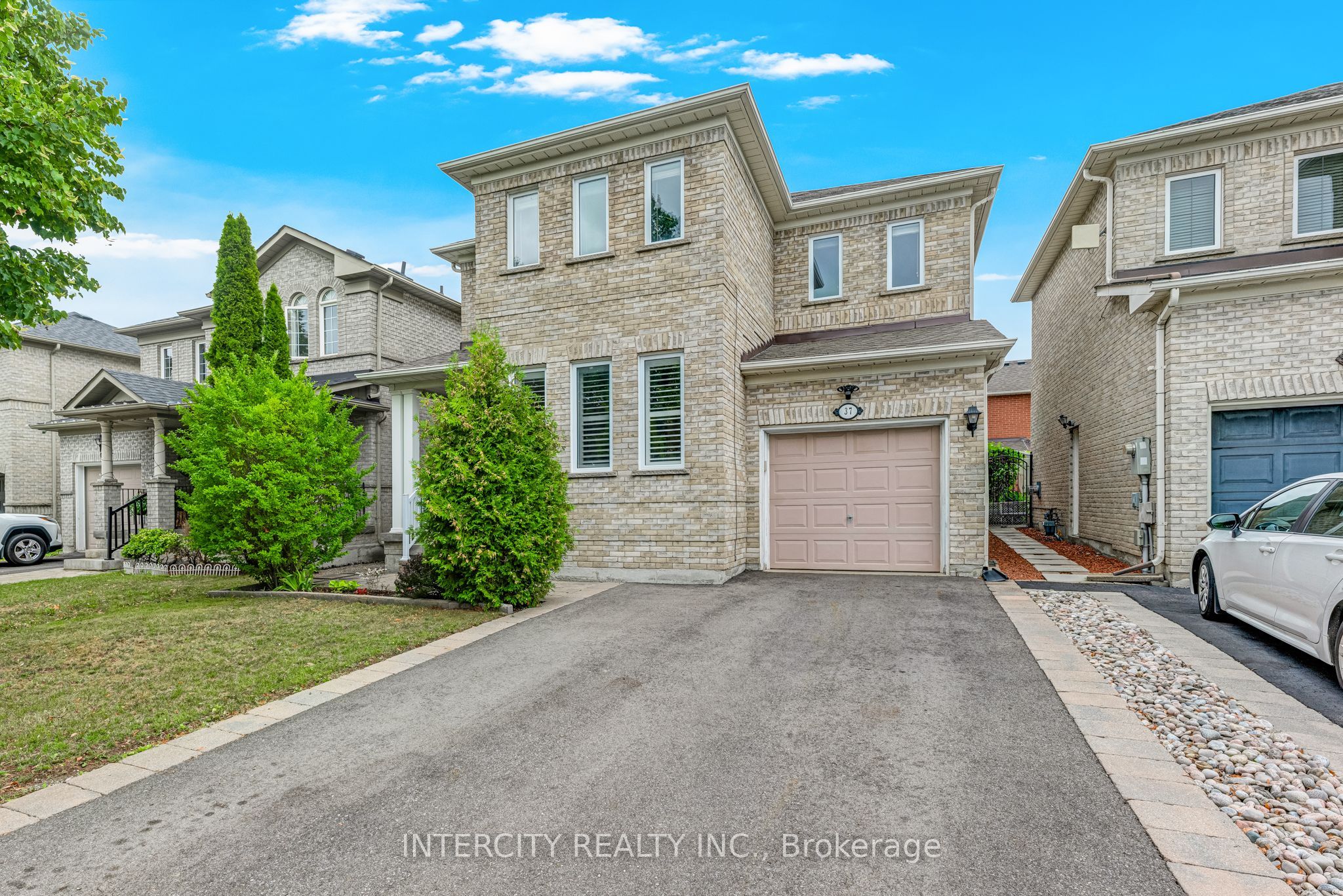 37 Redfinch Crescent Property Photo 3