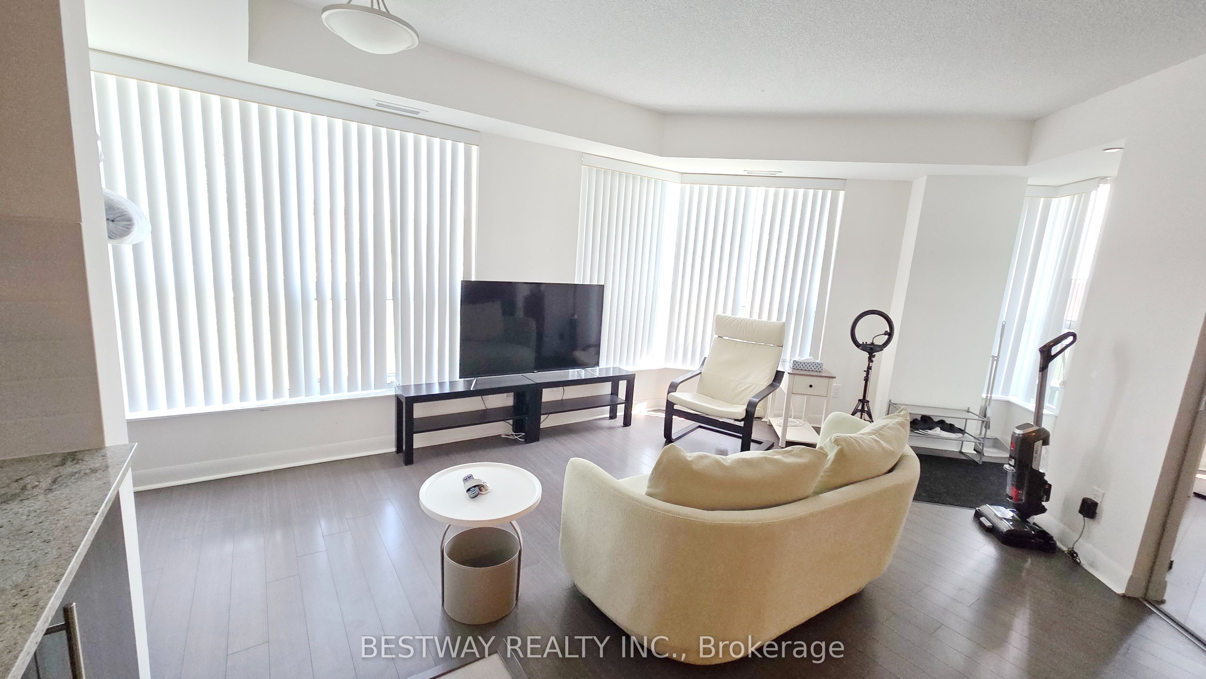 75 Norman Bethune Avenue 208 Property Photo 4