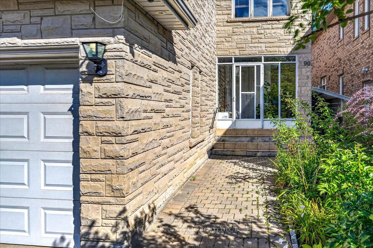 96 Townsgate Drive Property Photo 3