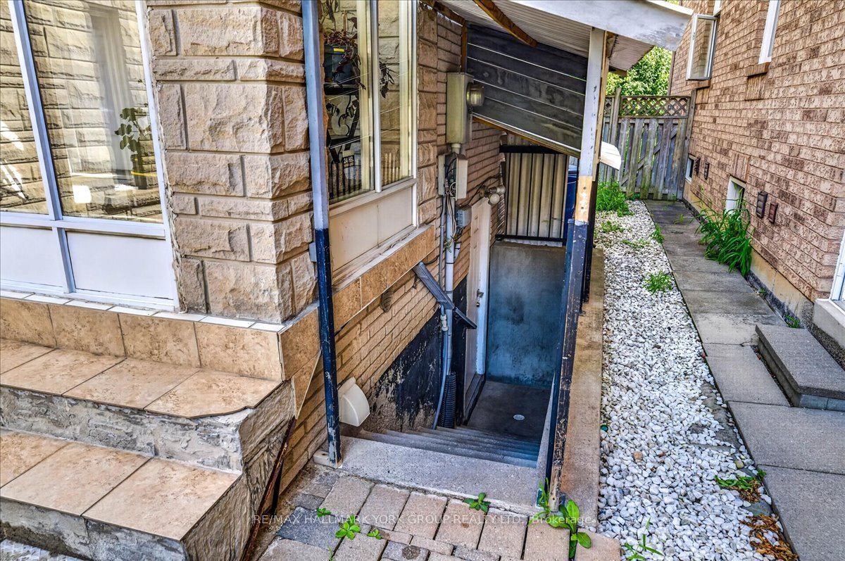 96 Townsgate Drive Property Photo 4