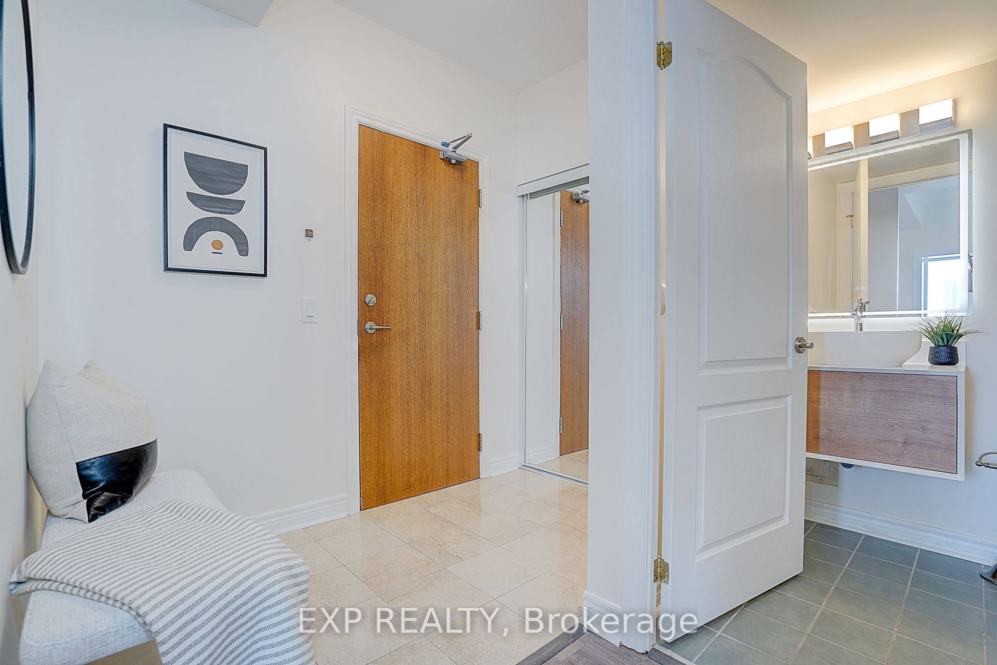 60 Disera Drive 1404 Property Photo 3