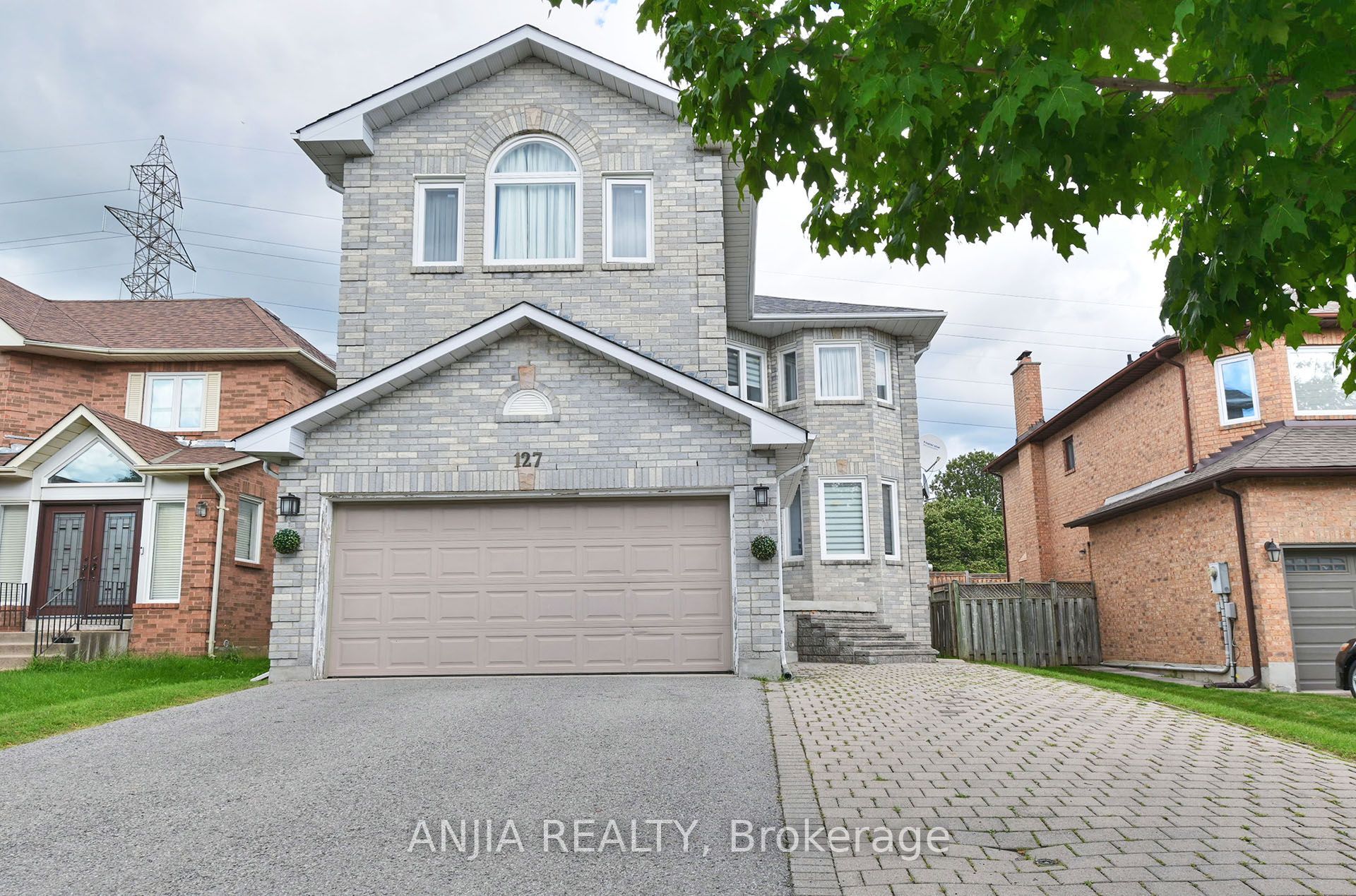 127 Tomlinson Circle Property Photo 2