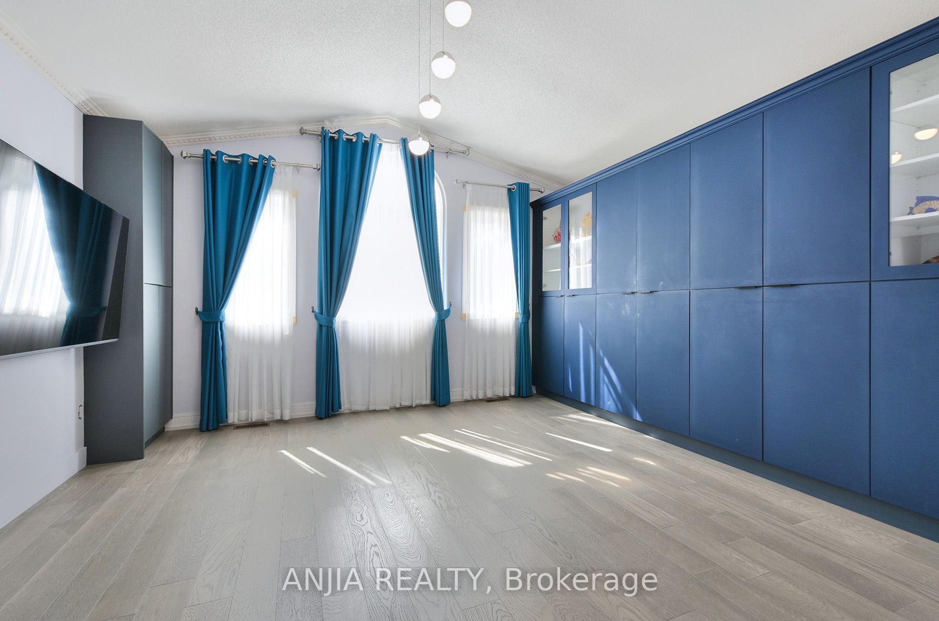 127 Tomlinson Circle Property Photo 3