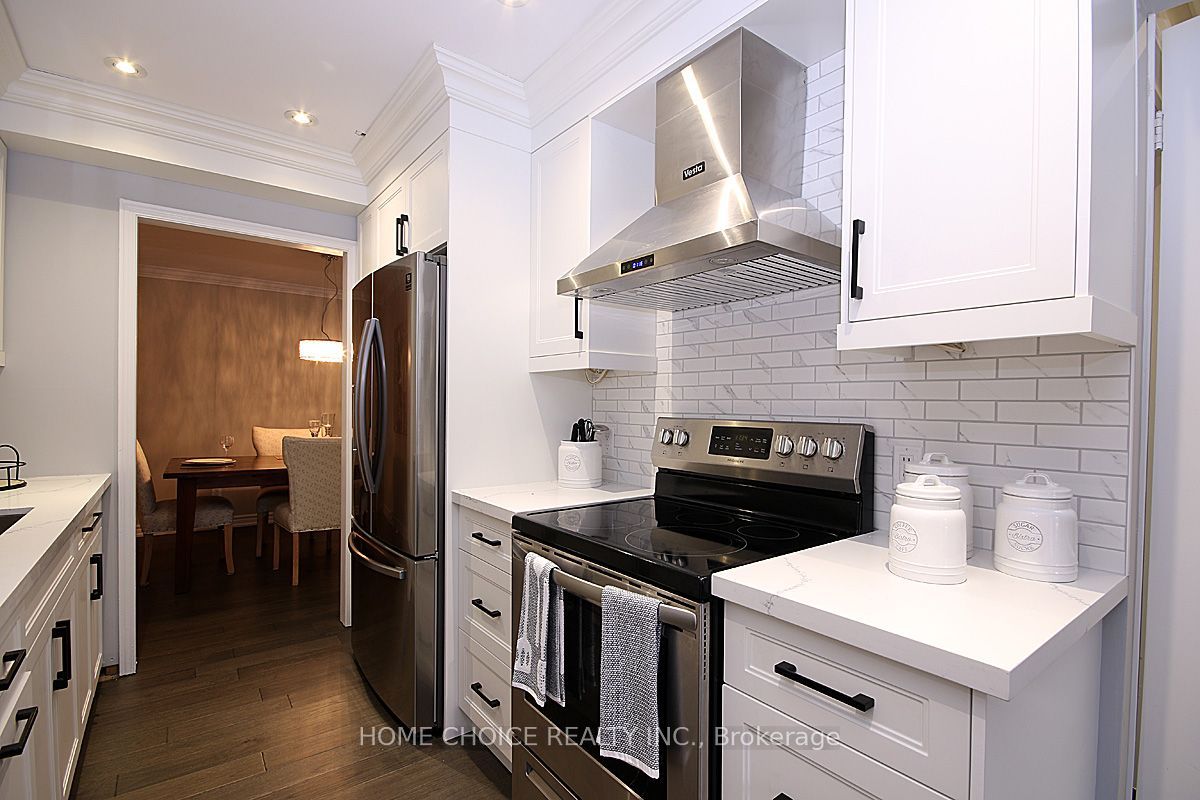 155 Hollandview Trail Property Photo 7
