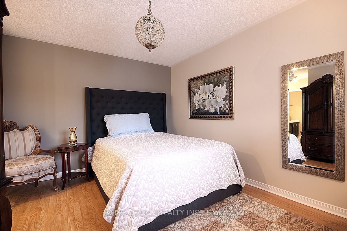 155 Hollandview Trail Property Photo 13