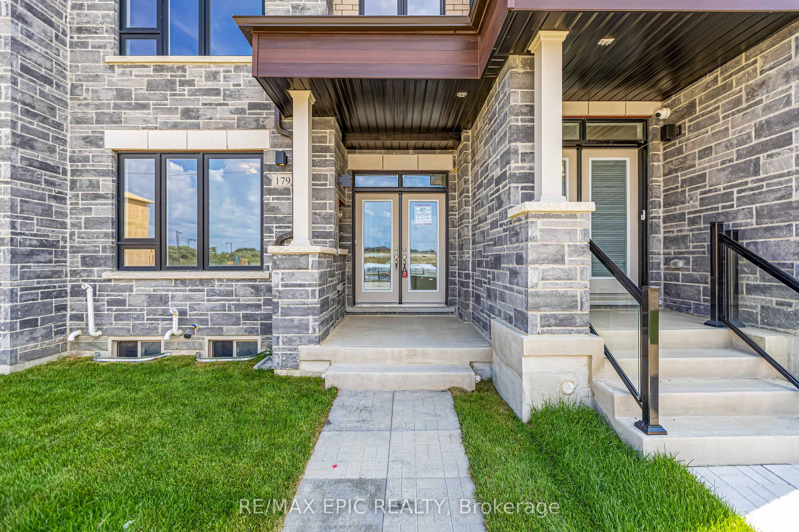 179 Vine Cliff Boulevard Property Photo 3