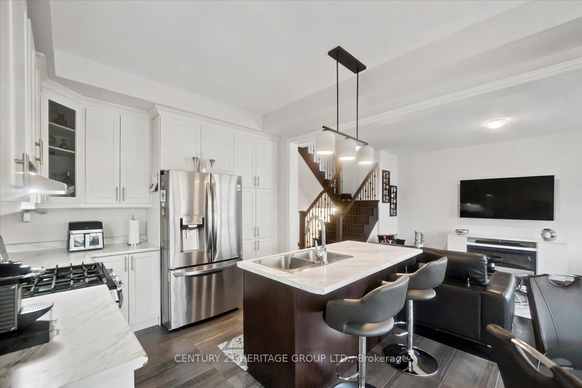 100 Mondial Crescent E Property Photo 6