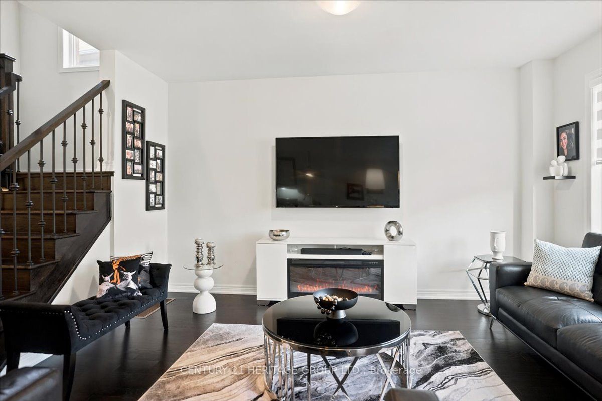 100 Mondial Crescent E Property Photo 8