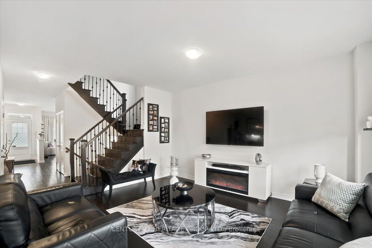 100 Mondial Crescent E Property Photo 9