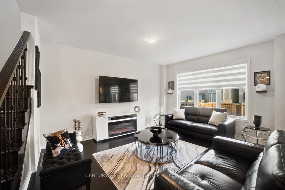 100 Mondial Crescent E Property Photo 15