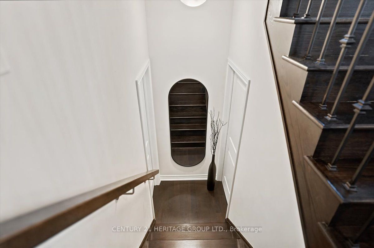100 Mondial Crescent E Property Photo 18