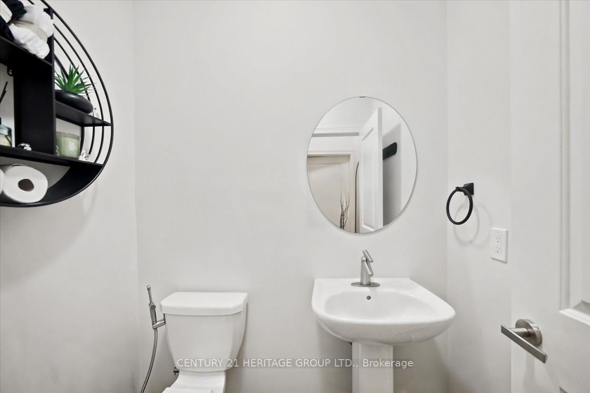 100 Mondial Crescent E Property Photo 19