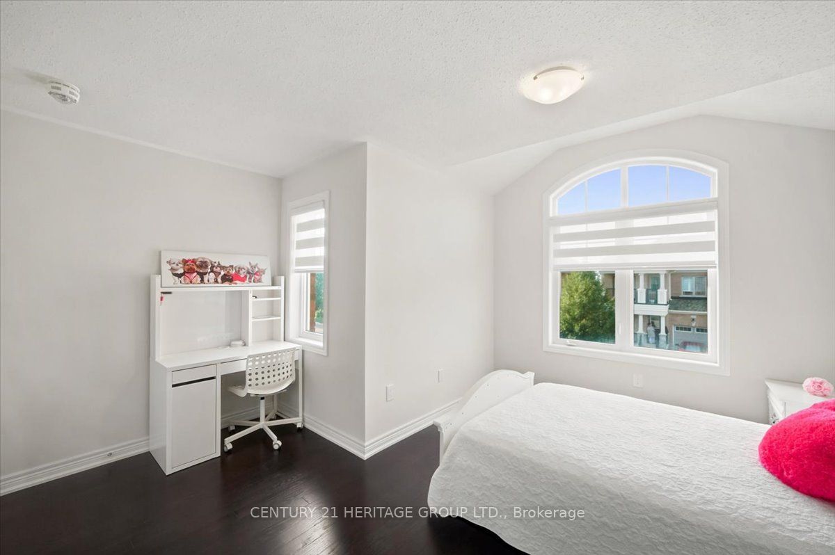 100 Mondial Crescent E Property Photo 20