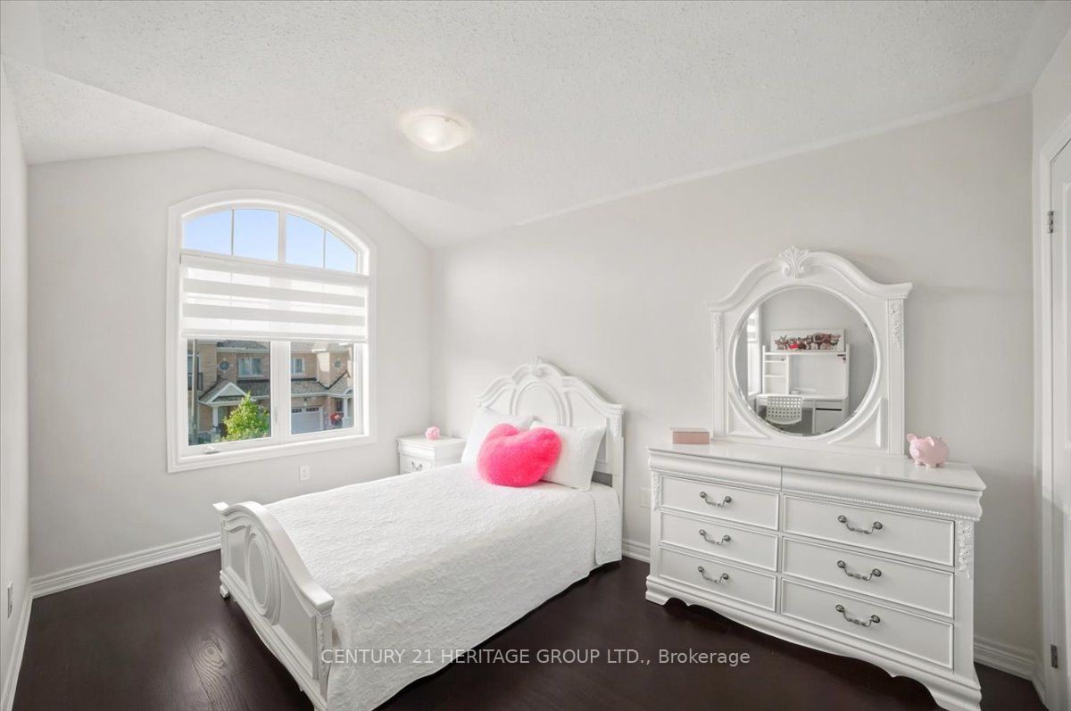 100 Mondial Crescent E Property Photo 21