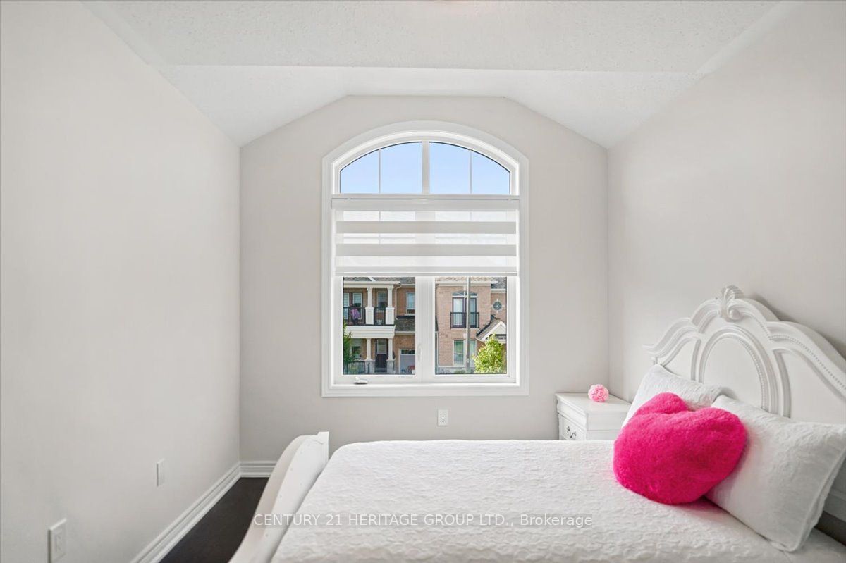 100 Mondial Crescent E Property Photo 22
