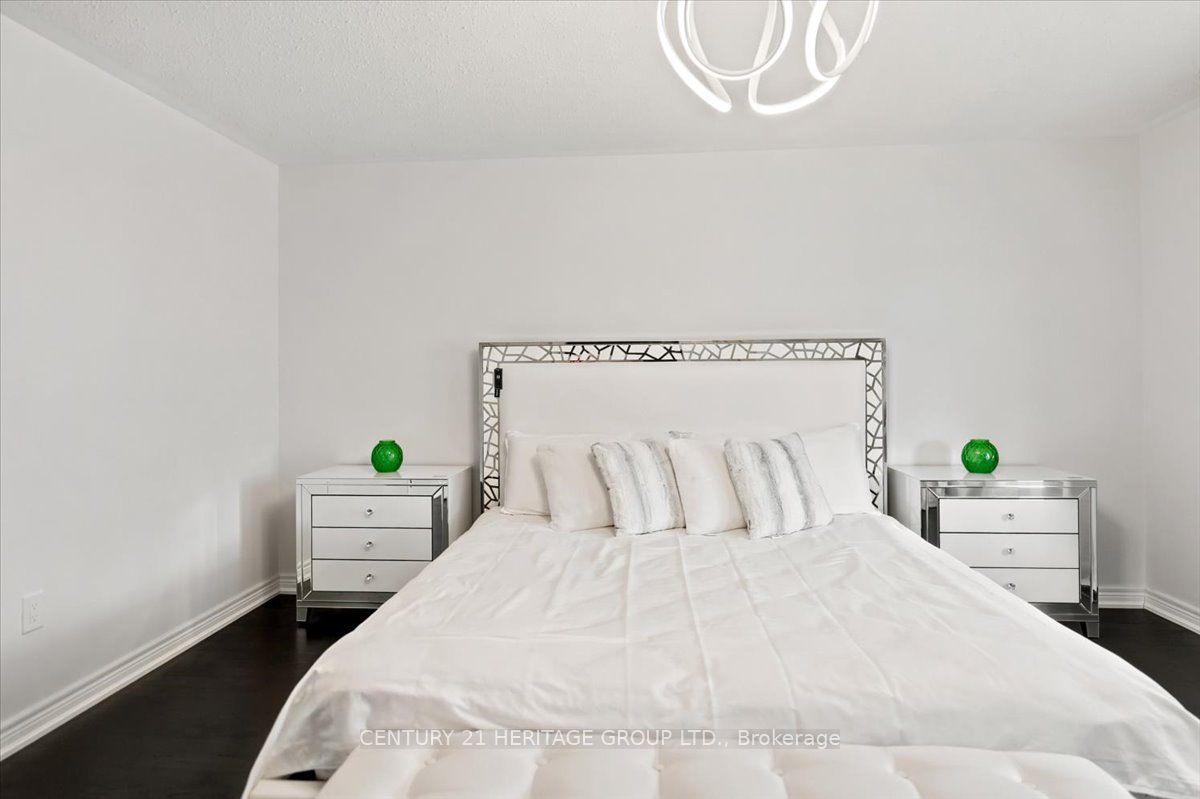 100 Mondial Crescent E Property Photo 23