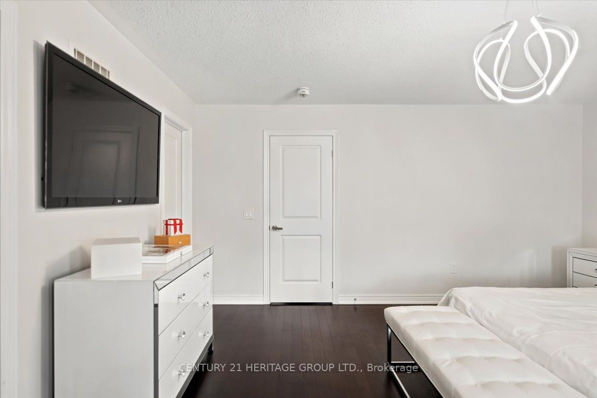 100 Mondial Crescent E Property Photo 24