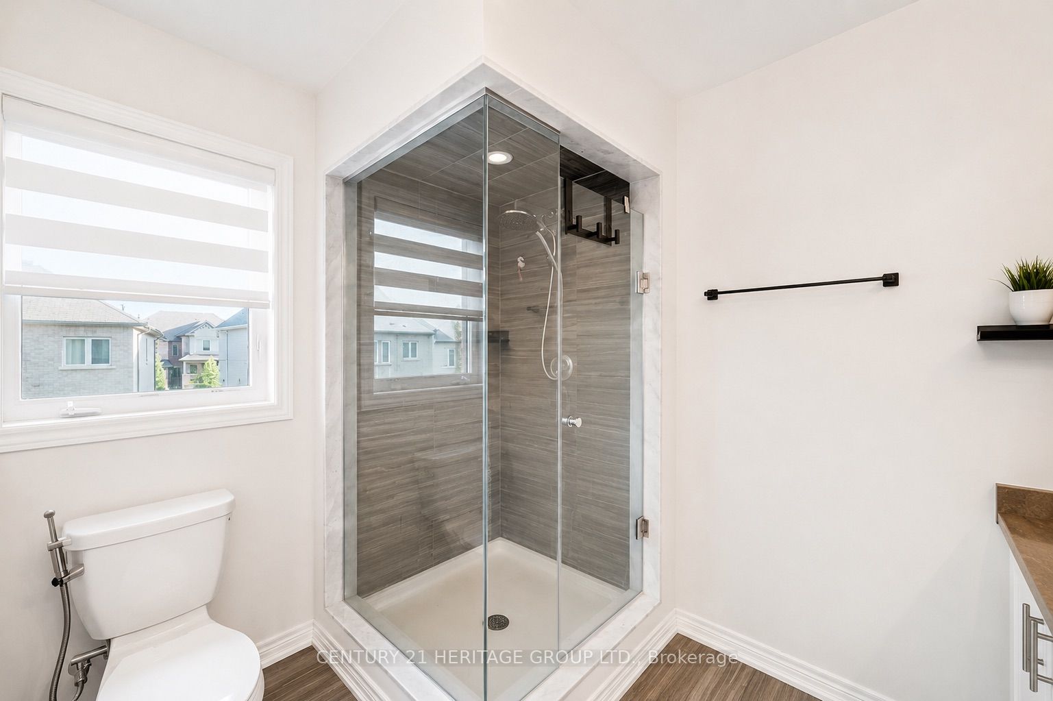 100 Mondial Crescent E Property Photo 26