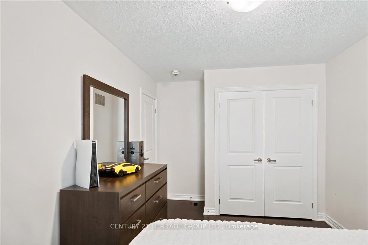 100 Mondial Crescent E Property Photo 29