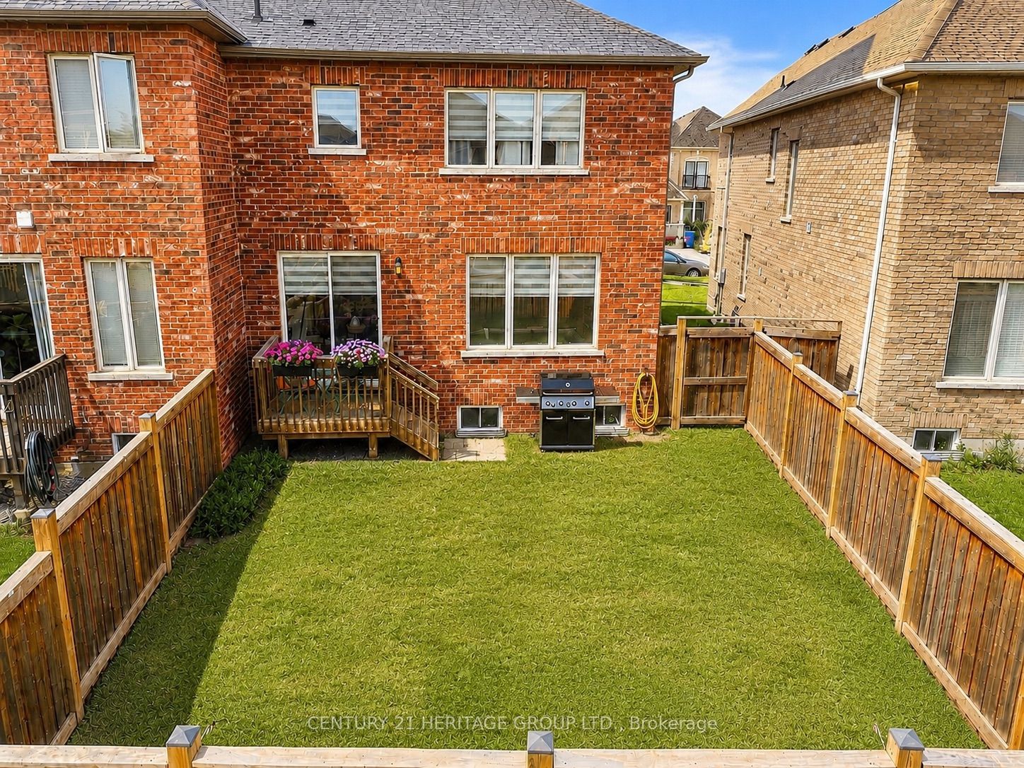 100 Mondial Crescent E Property Photo 34