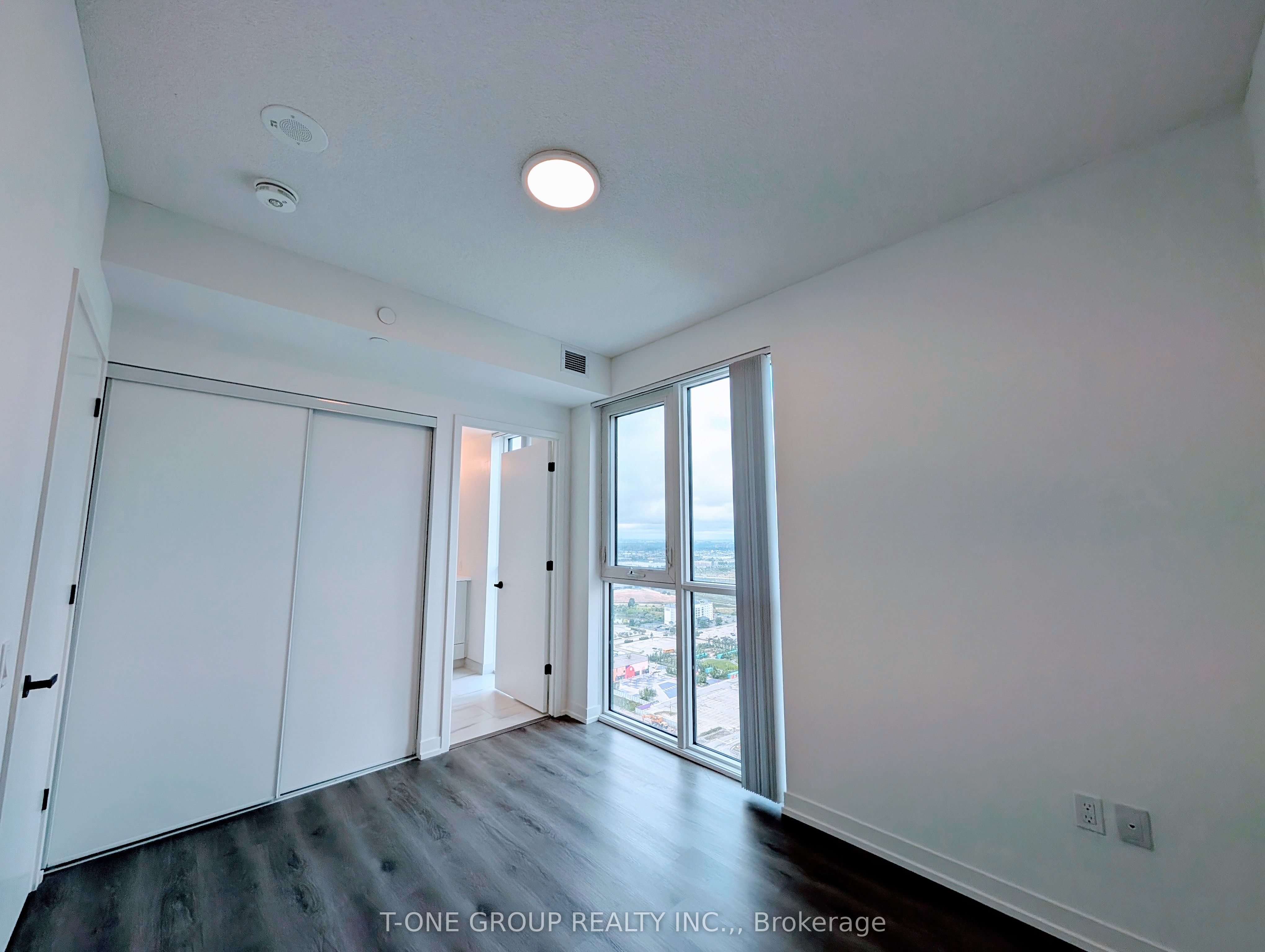 28 Interchange Way 3512 Property Photo 5