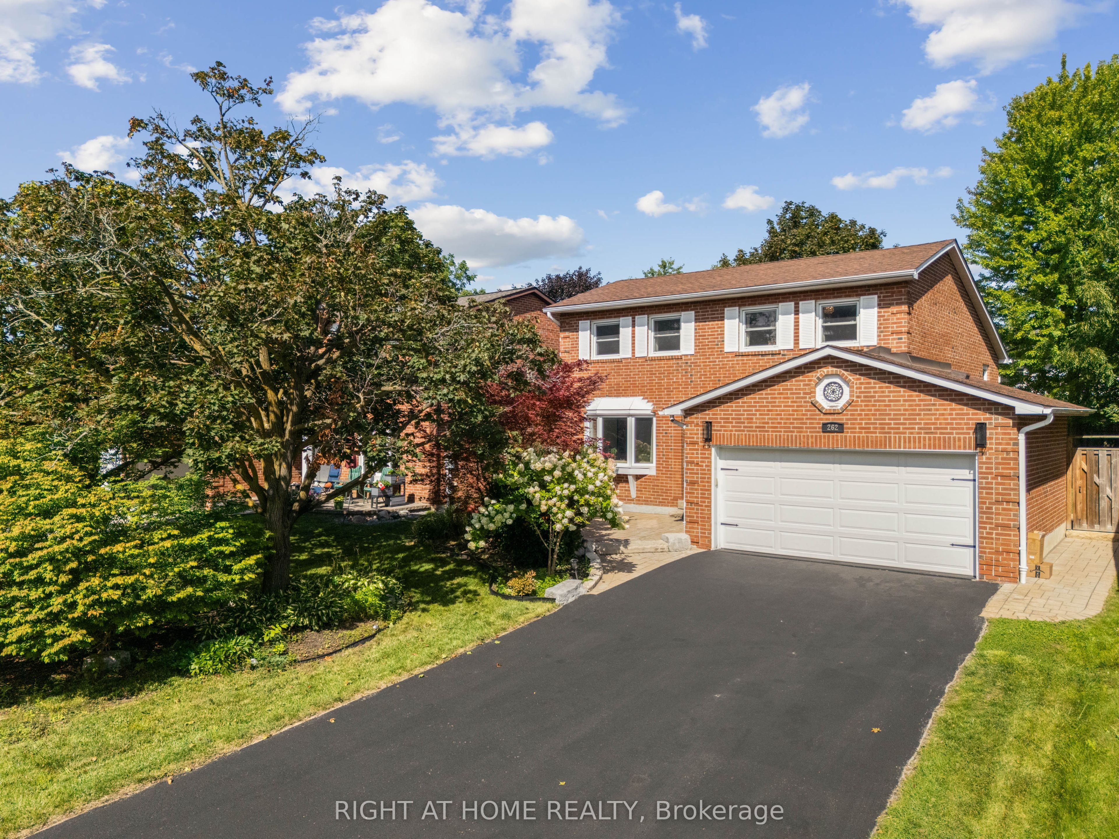 262 Yorkshire Drive Property Photo 1