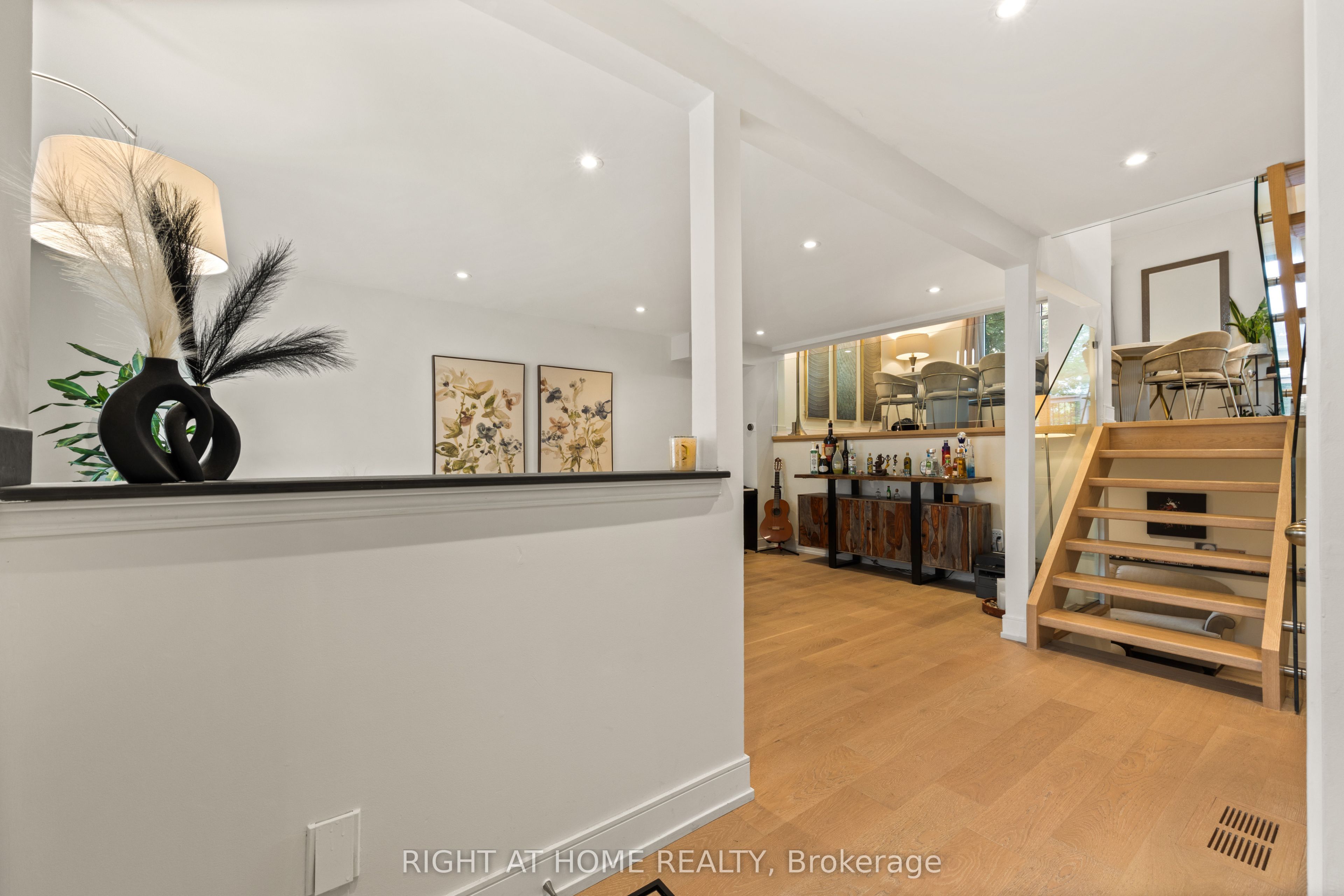 262 Yorkshire Drive Property Photo 4