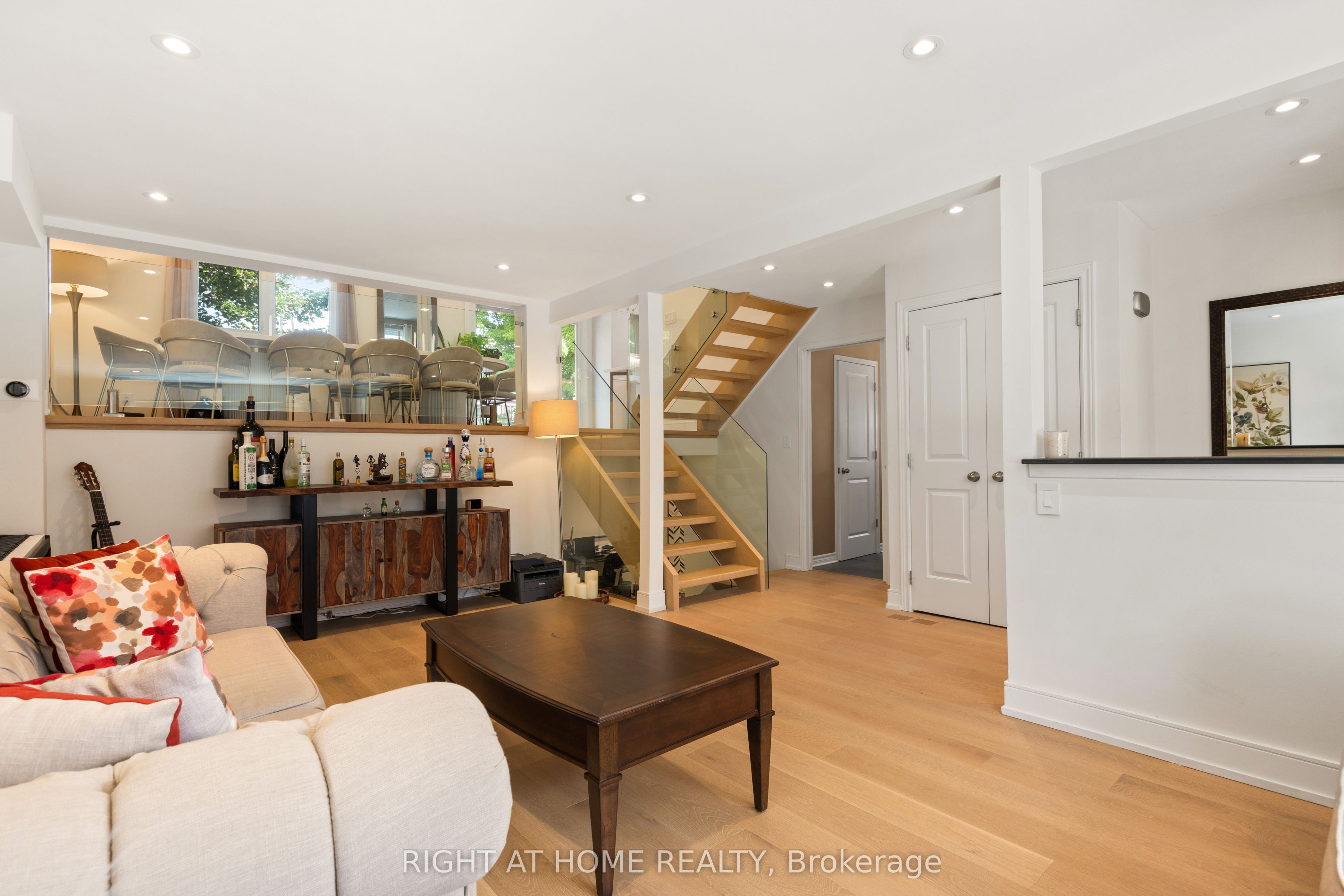 262 Yorkshire Drive Property Photo 6
