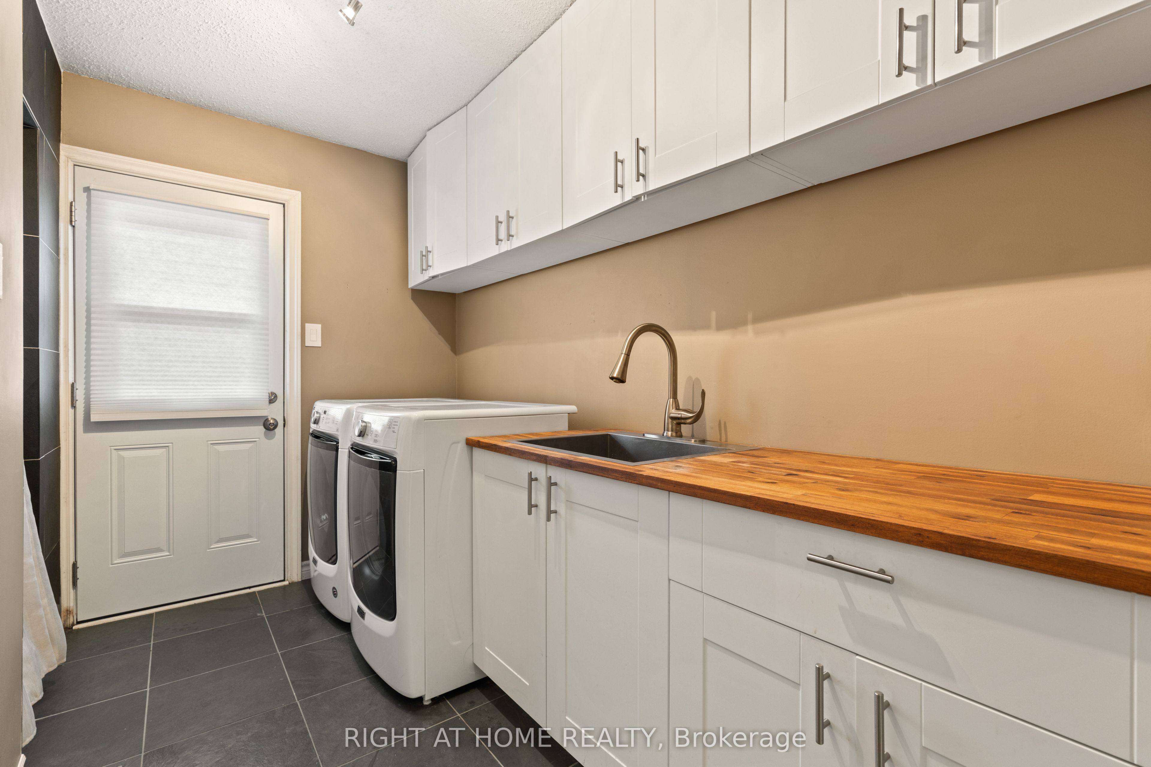 262 Yorkshire Drive Property Photo 9