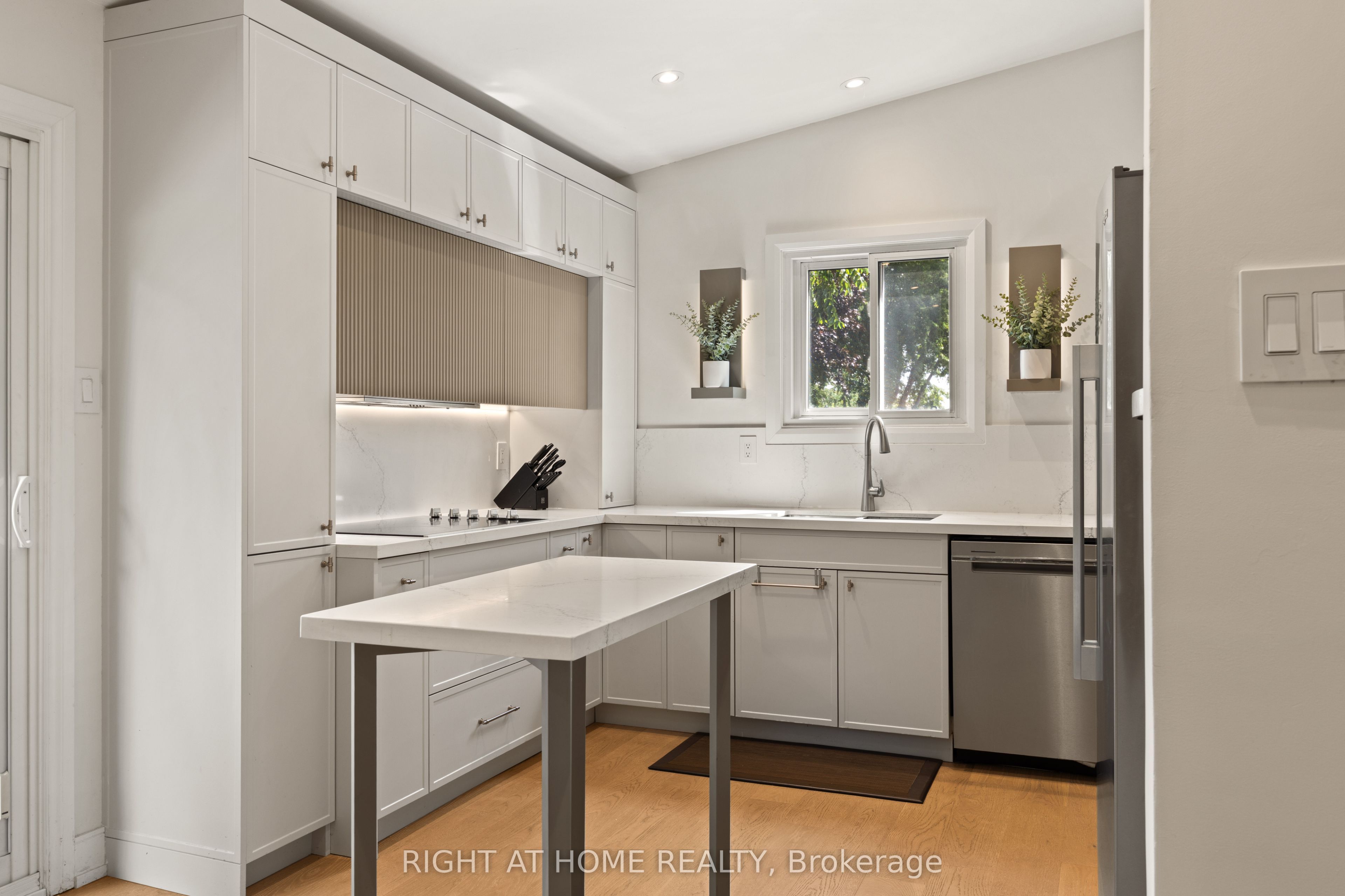 262 Yorkshire Drive Property Photo 11