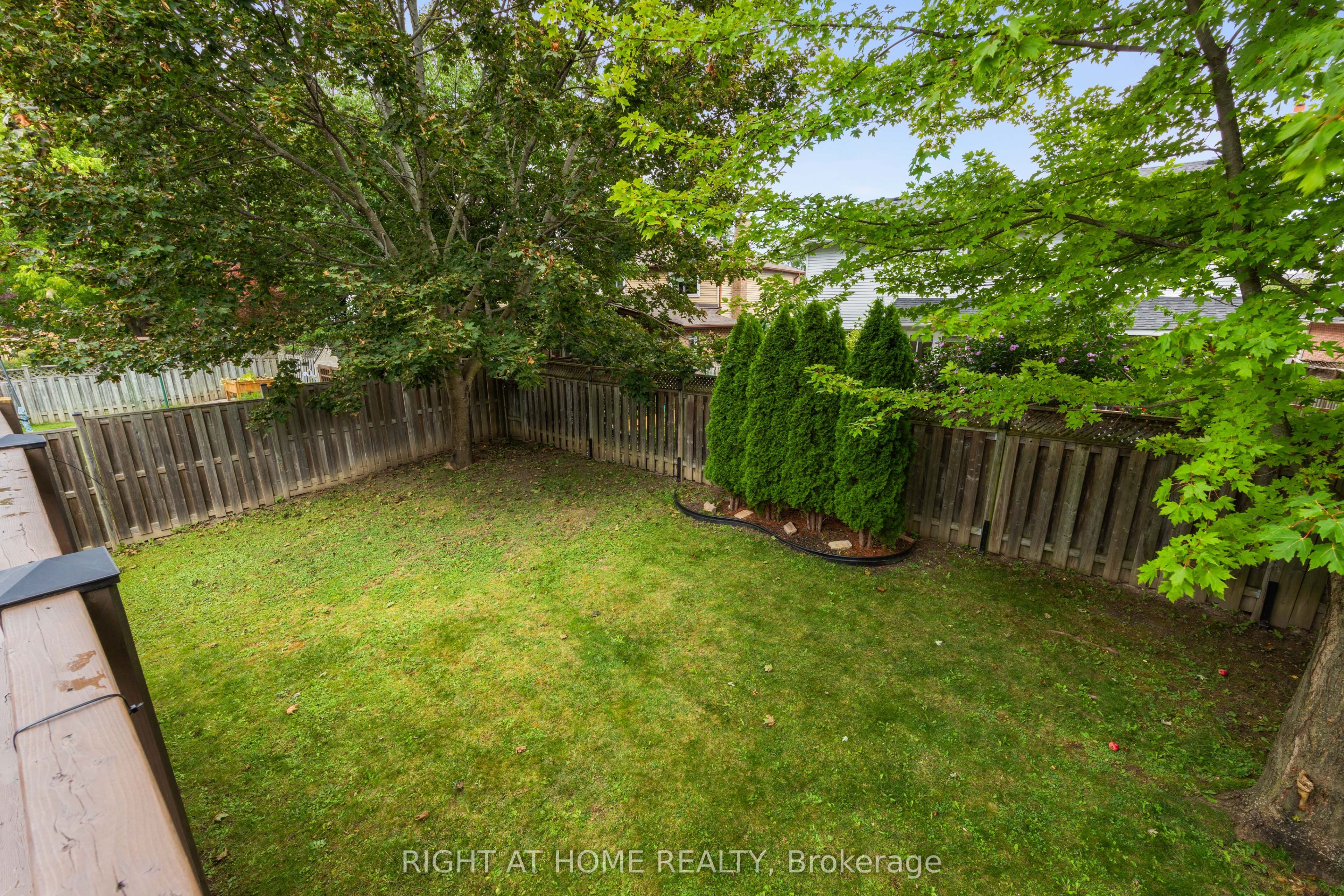 262 Yorkshire Drive Property Photo 27
