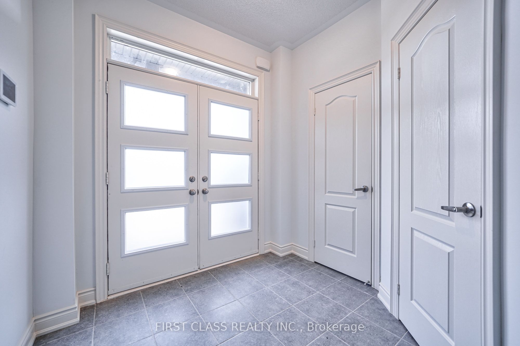 325 Boundary Boulevard Property Photo 2