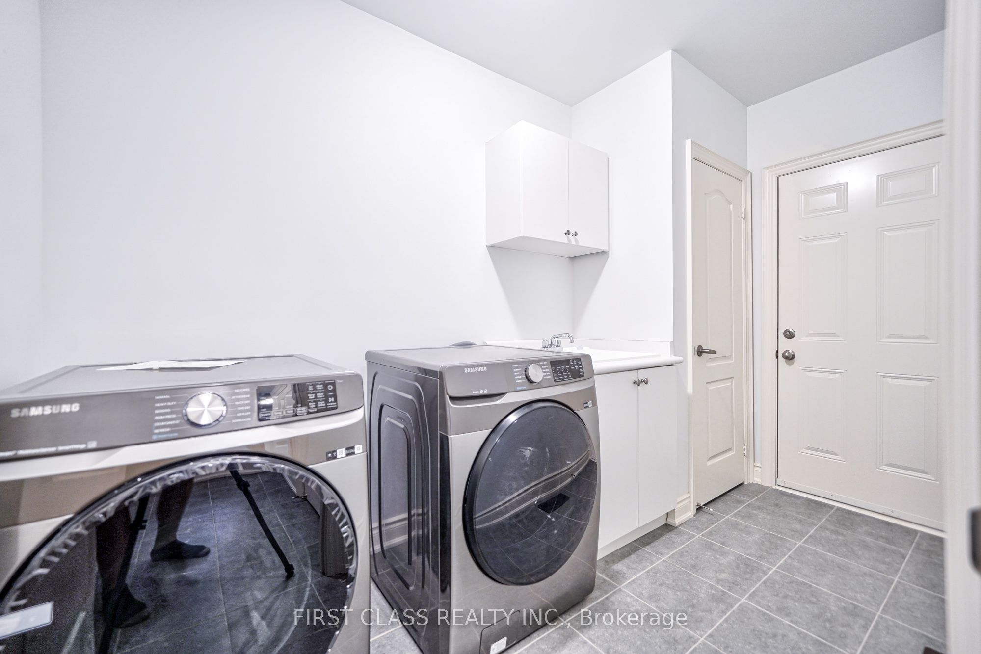 325 Boundary Boulevard Property Photo 9