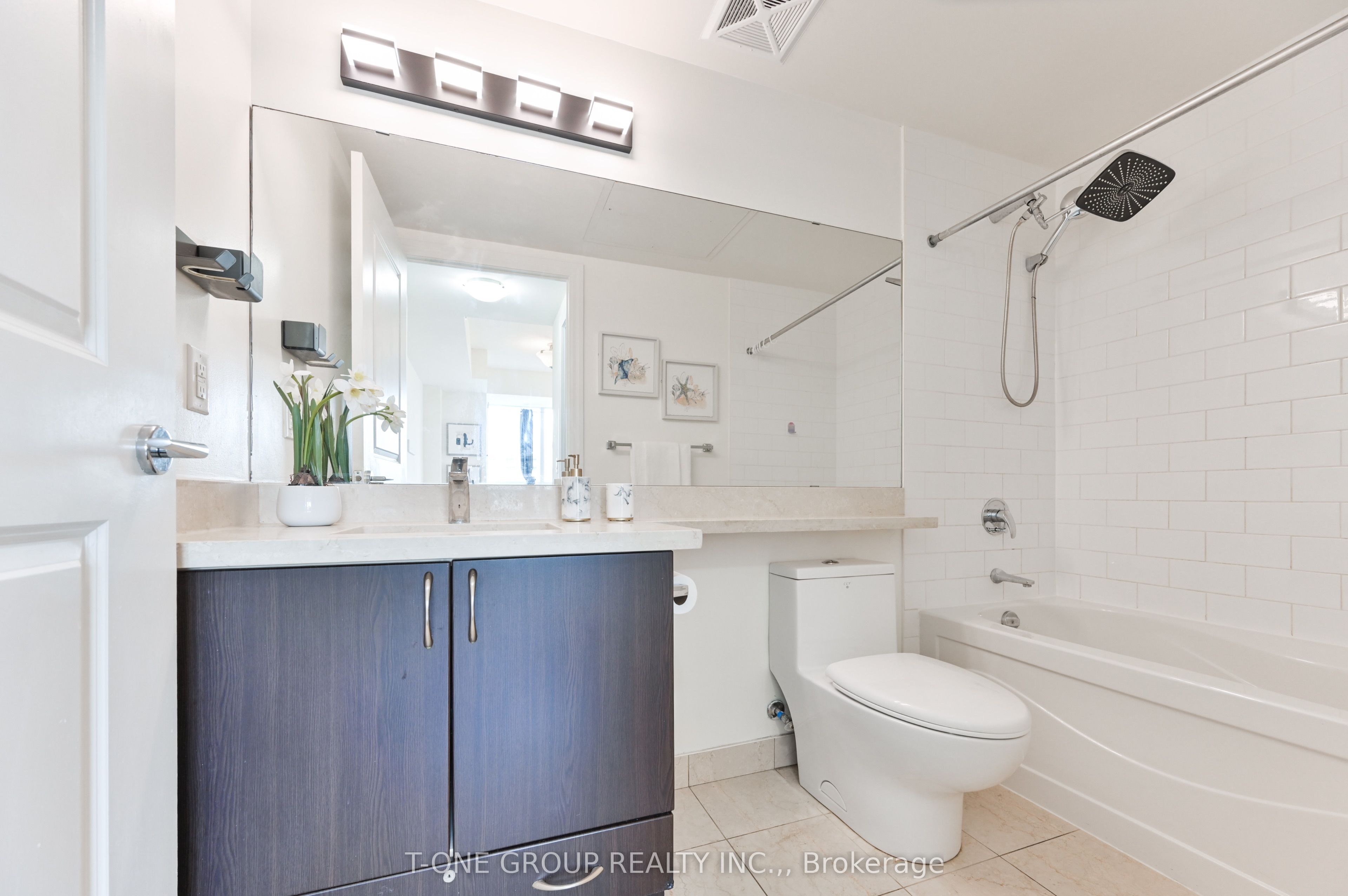 57 Upper Duke Crescent 404 Property Photo 14