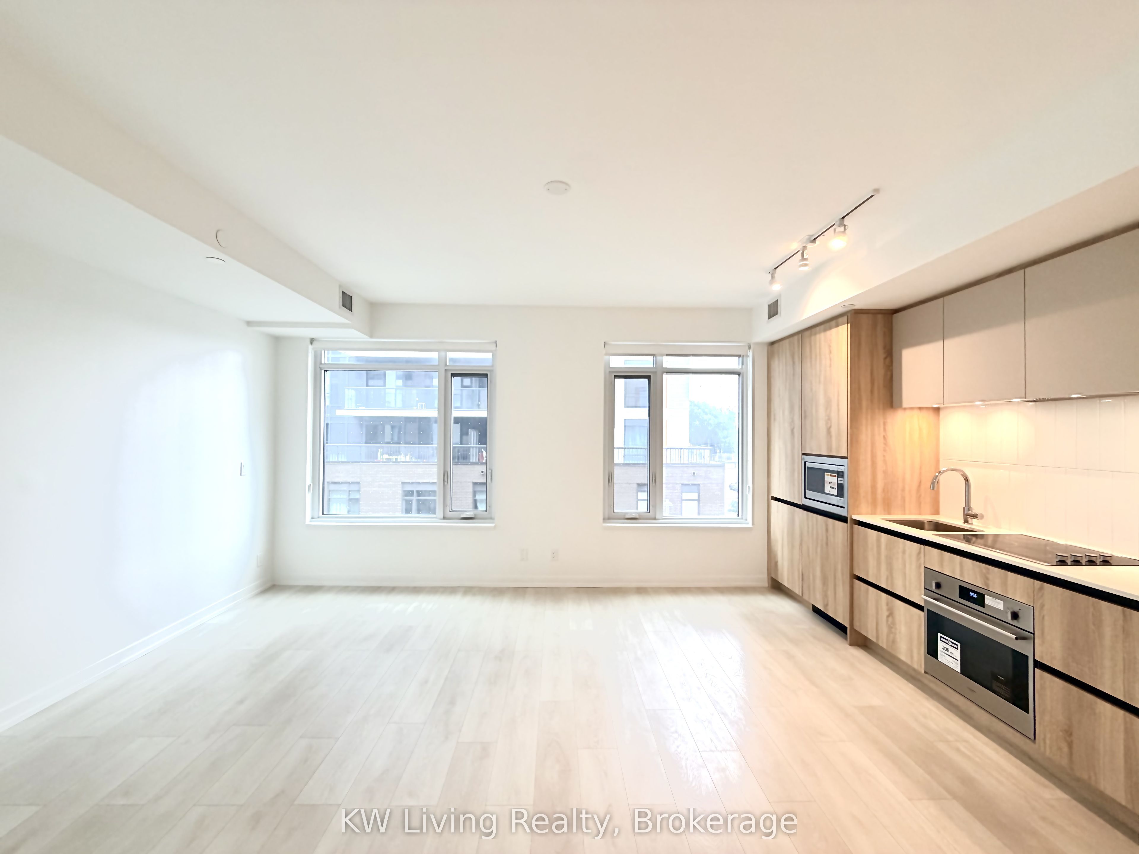 8 Beverley Glen Boulevard D-323 Property Photo 1
