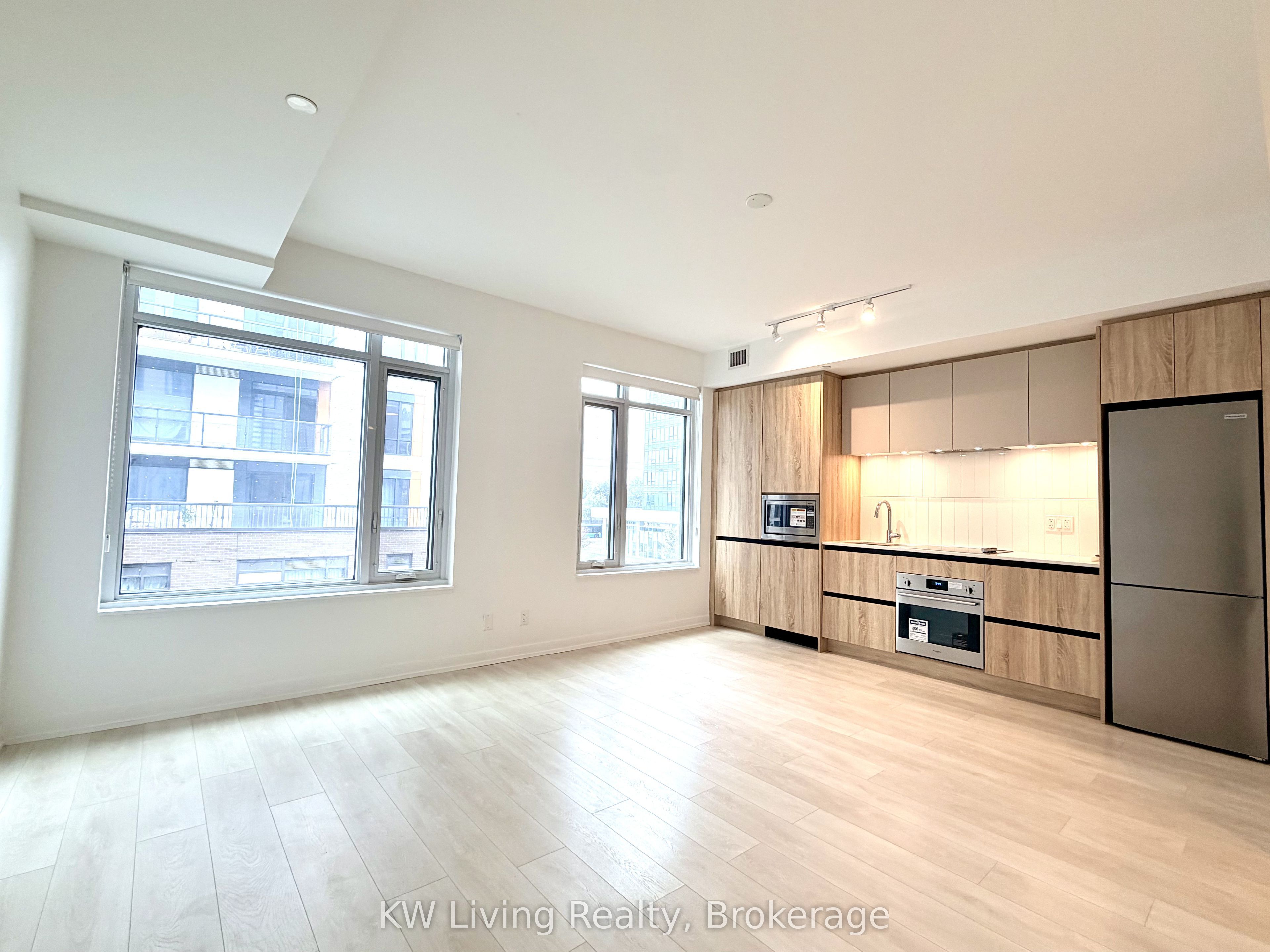 8 Beverley Glen Boulevard D-323 Property Photo 2