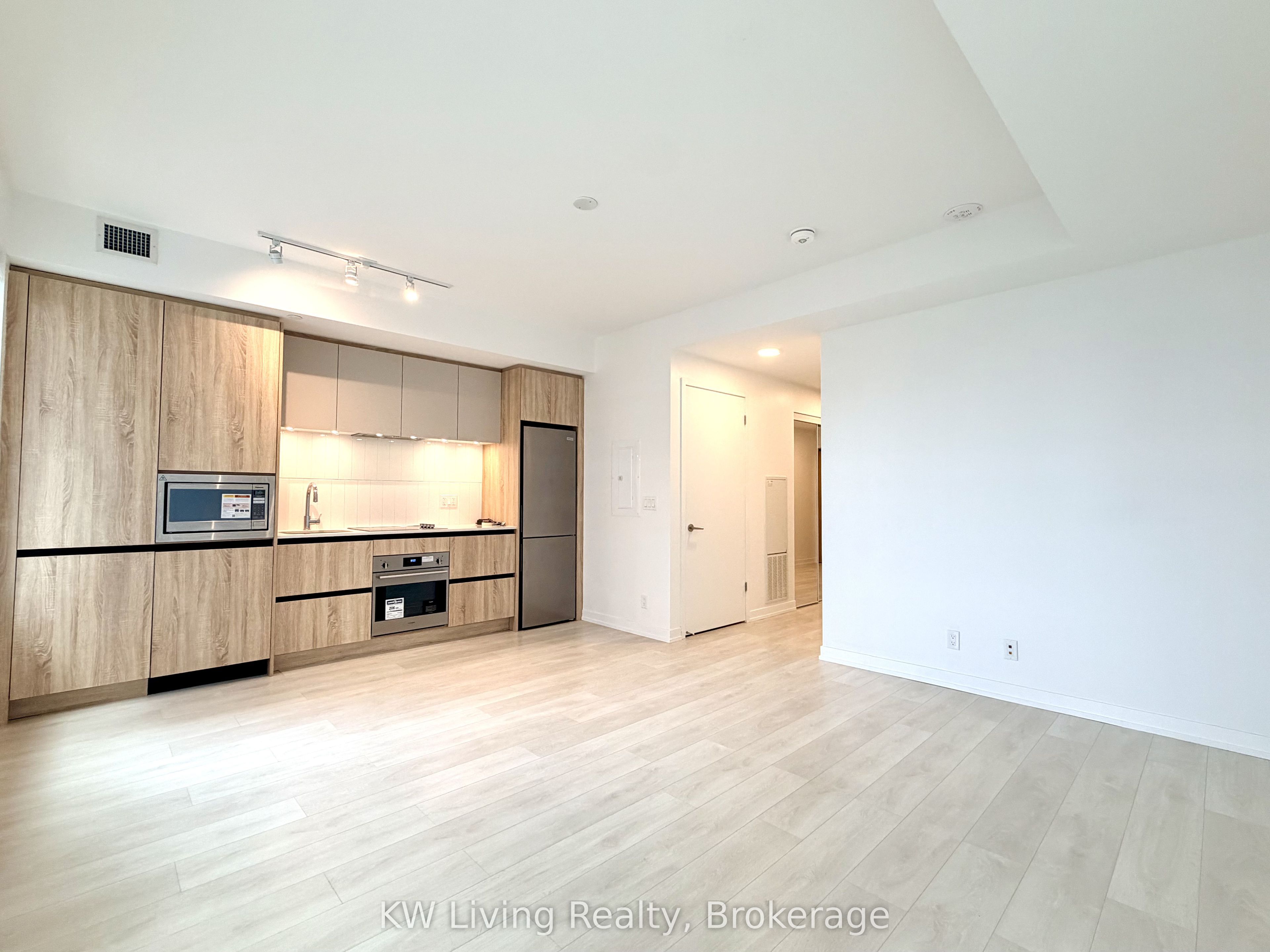 8 Beverley Glen Boulevard D-323 Property Photo 3