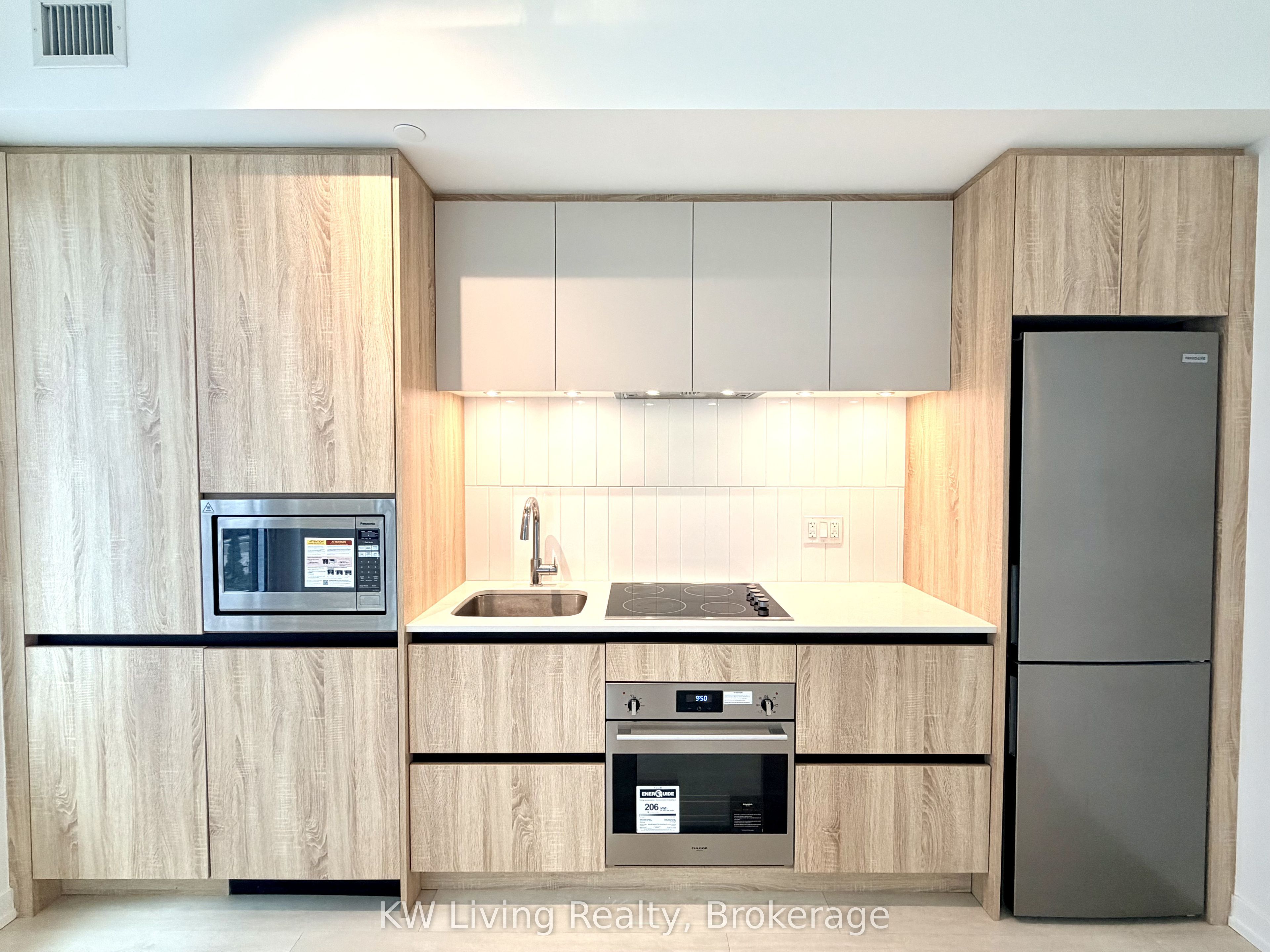 8 Beverley Glen Boulevard D-323 Property Photo 4