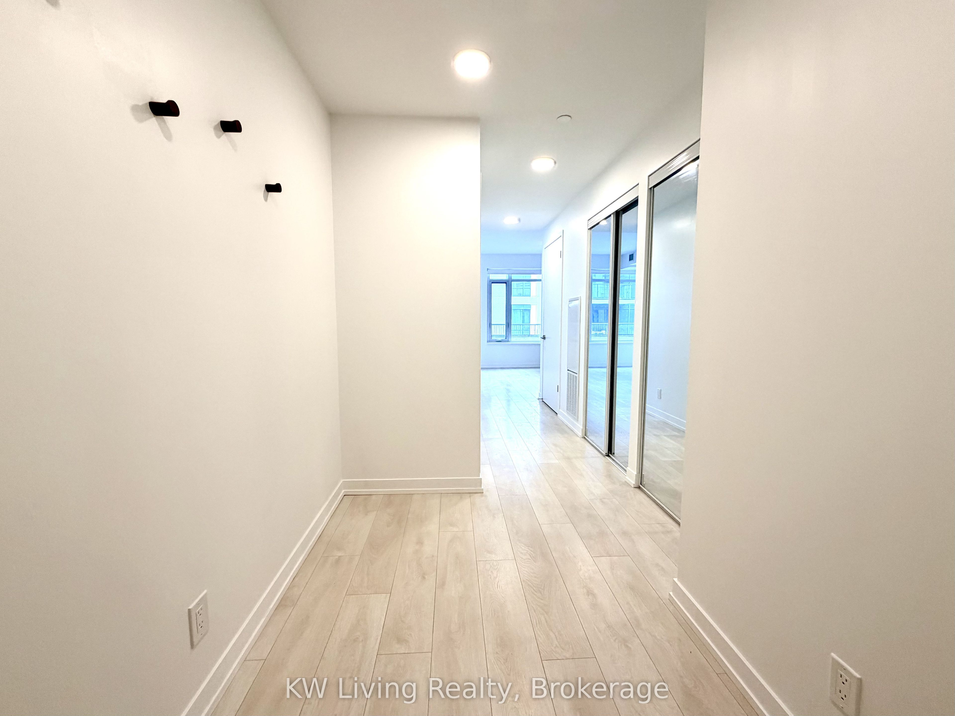 8 Beverley Glen Boulevard D-323 Property Photo 5