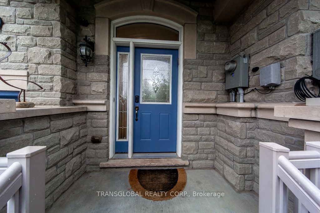 83 Spruce Pine Crescent N Property Photo 2