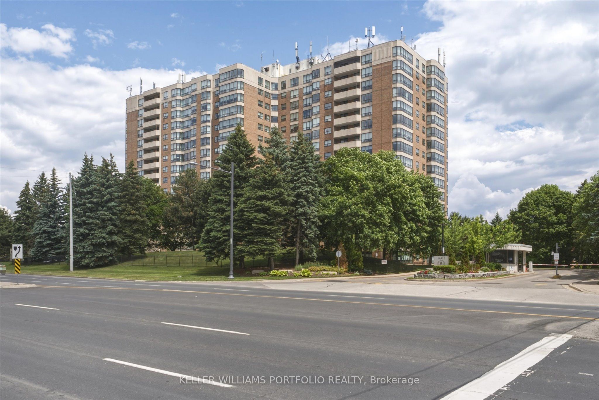 7601 Bathurst Street 515 Property Photo 1