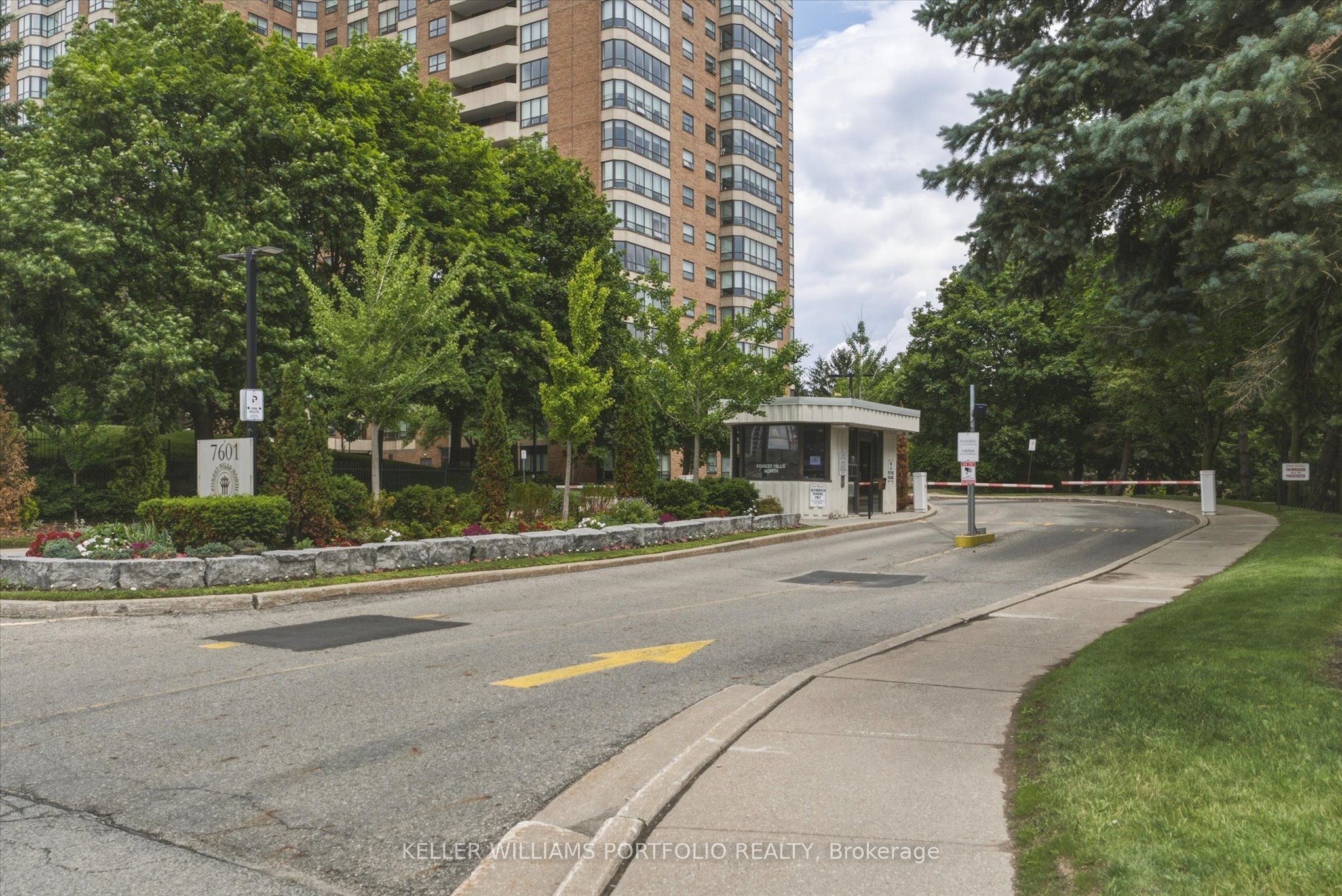 7601 Bathurst Street 515 Property Photo 2